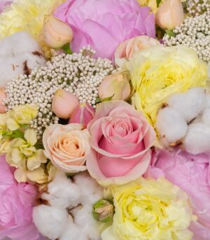 Aranjament cu Flori Pastel - imagine 3